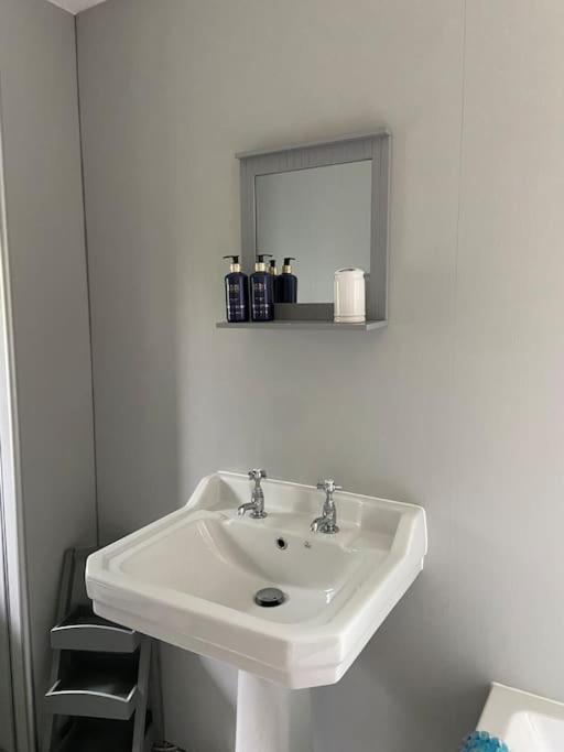 Award Winning Pet Friendly Paddock Cottage Whitby Exteriér fotografie